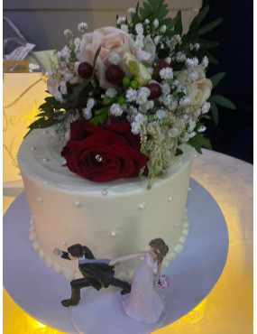 Wedding cake fresh flowers